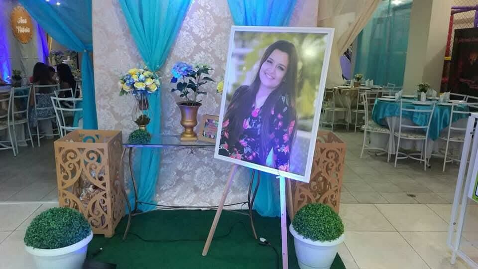 Imagem com quadro e decora%C3%A7%C3%B5es de anivers%C3%A1rio de 15 anos